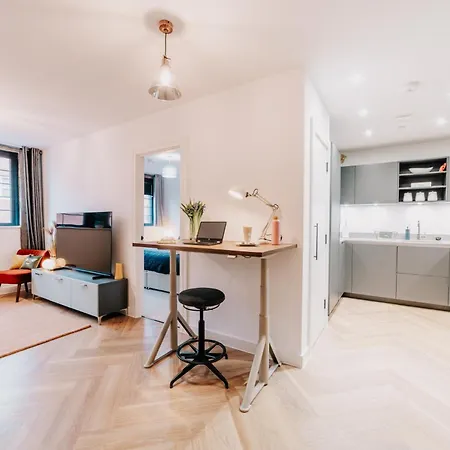 Stylish Grade Ii Listed Pad, Centre, Fast Wifi, Contractors, Families